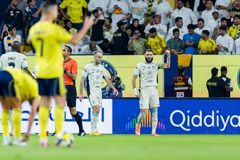 بنزيما هزم رونالدو.. الاتحاد إلى ربع نهائي كأس الملك على حساب النصر